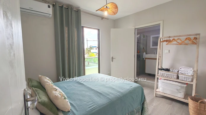 Appartement meublé à louer à Flic en Flac, 73m², 3 chambres, piscine commune, proche des écoles et commerces. Rs 50 000.