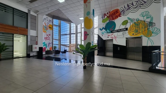Bureau moderne de 292 m² à Phoenix, avec 6 places de parking, ascenseur privé, groupe électrogène, parking sécurisé e...