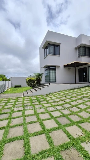 Maison meublée à louer à Ebène, 400m² habitables sur un terrain de 700m². Services et commodités à proximité. Prix Rs...