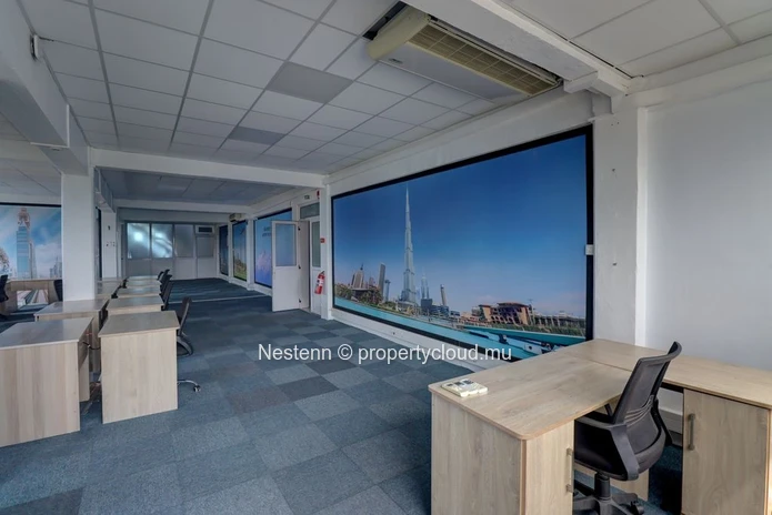 Bureau meublé au 4? étage avec vue imprenable sur le centre-ville