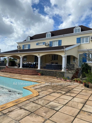 Grande Villa Familiale sur un Arpent de Terrain – Une Occasion à Saisir