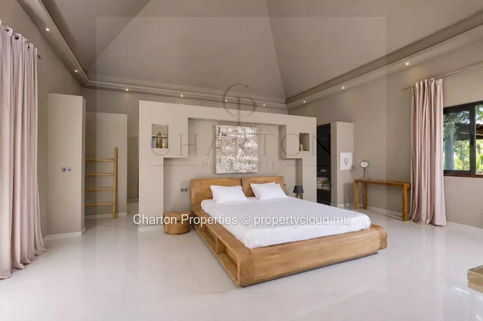 Villa élégante de 4 chambres en suite avec bureau – Une propriété familiale au cœur d’un cadre tropical privilégié