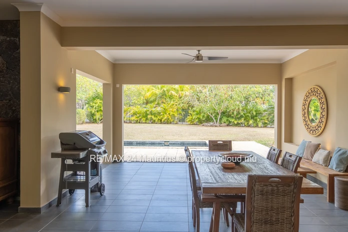 Exclusive 5-Bedroom Villa Bordering Black River National Park