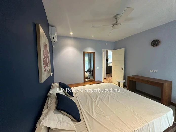 Appartement pieds dans l’eau à louer dans une résidence avec piscine commune et accès direct à une belle plage à Tama...