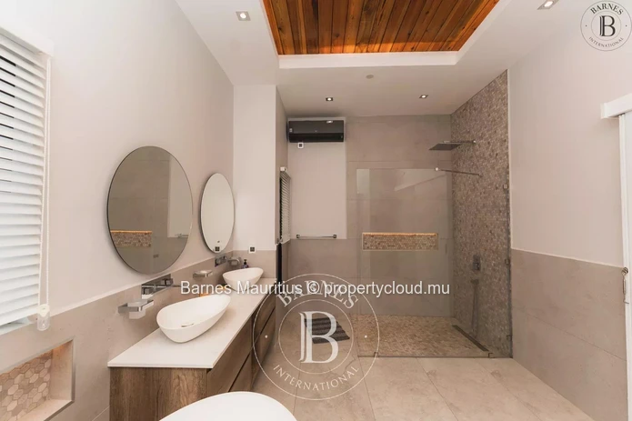 FLIC EN FLAC - 4 Bedrooms villa with sea view