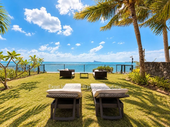 Exceptional 3-Bedroom Beachfront Villa with Office & Breathtaking Coin de Mire Views – Pointe aux Canonniers