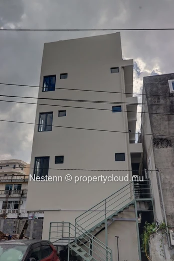 Investissez au cœur de Port-Louis: Bâtiment commercial moderne – Emplacement stratégique, prêts à exploiter