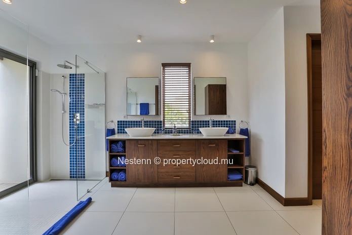 Modern villa of 4 bedrooms in a secure residence
