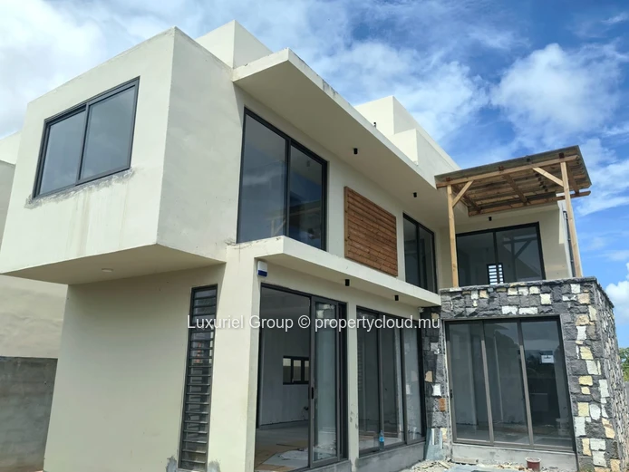 Maison contemporaine neuve avec piscine à Pereybere