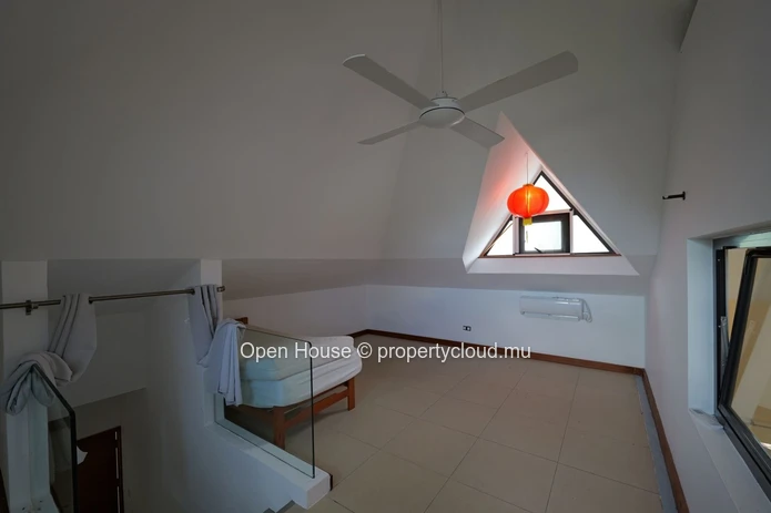 Villa à vendre à Rivière Noire, 320m² habitables, terrain de 1.470m², 5 chambres, bureau, piscine privée. Prix : 900 ...