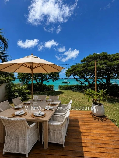 Grand Baie - Beachfront 4-bedroom family home with swimming pool (Sole Mandate)