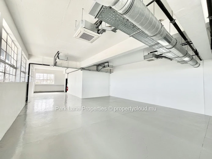 Bureaux Modernes dans le Projet Innovant Nouvelle Usine à Floréal
