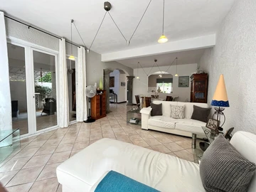 6 Bedroom House