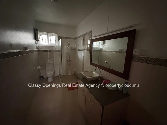 Charming 5-Bed Villa with Fireplace & Garage in Curepipe