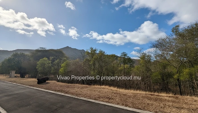 Terrain résidentiel de 1 692 m² en morcellement sécurisé très prisé à vendre à Petite Rivière Noire - Une exclusivité... (Mandat exclusif)