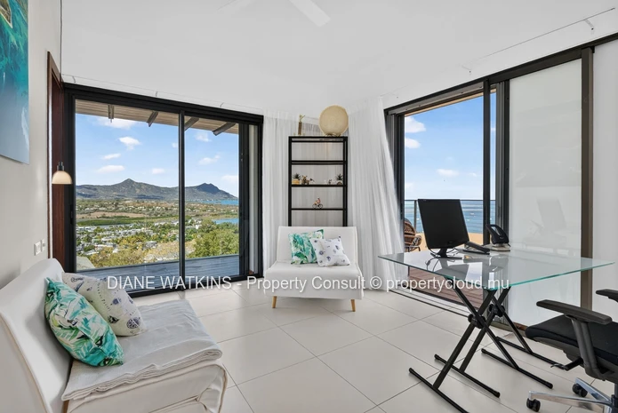 Villa RES contemporaine à vendre à Rivière Noire | Vue panoramique sur le lagon bleu