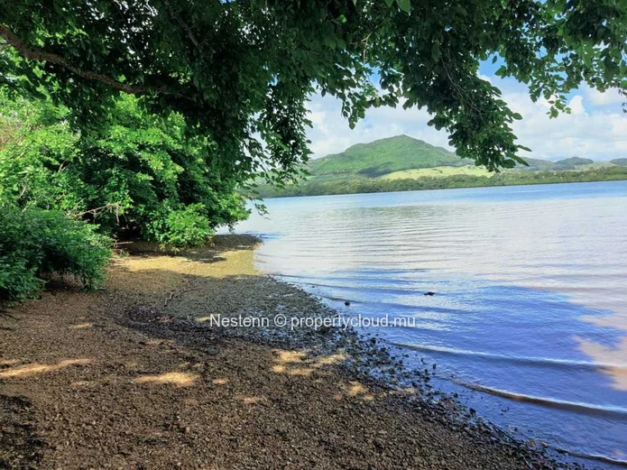 Magnifique terrain de 14 984 m² avec vue imprenable sur la baie de Ferney, la montagne du Lion, la Falaise Rouge et l...