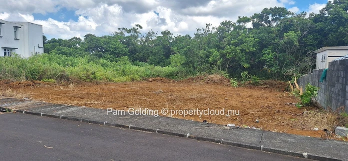Compact Residential Plot for Sale in Plaines de L’Hermitage – Ideal for Modern Living