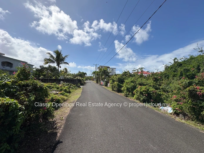 Pereybere 715 m² Plot — Near Golf, Bus Stop & Shops