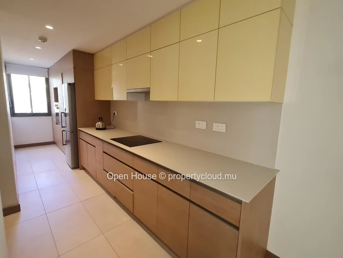 Appartement IRS à vendre à Grand Baie, 198m², 3 chambres en suite, piscine commune, dans domaine avec Golf, accessibl...