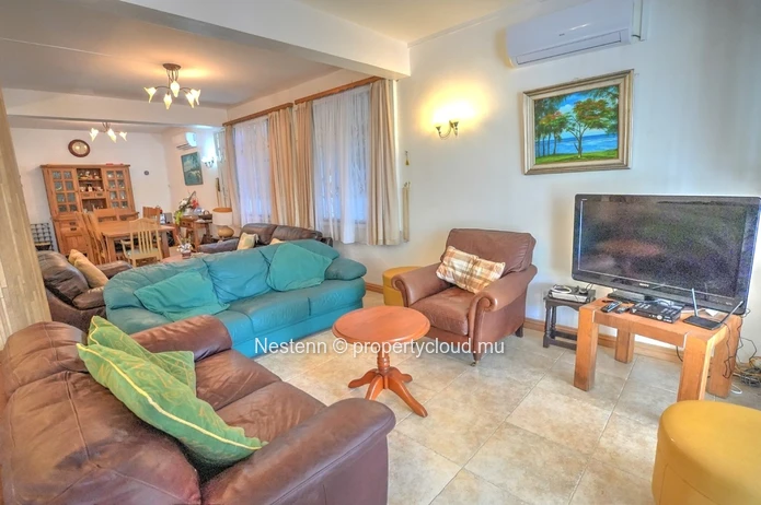 Charming 4-bedroom house in second row 