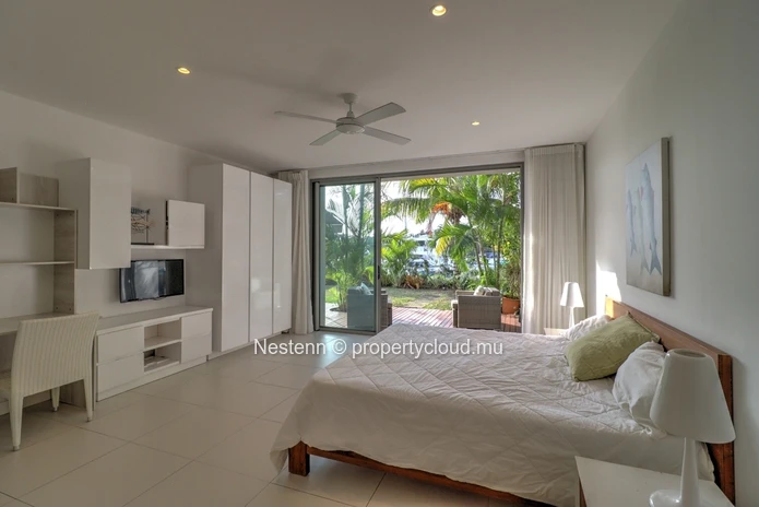 Bel appartement de 3 chambres en suite avec piscine privée dans une marina