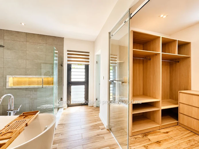 Contemporary Villa With High-End Amenities