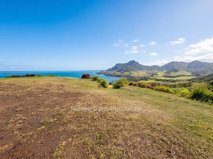 Terrain exclusif à flanc de colline avec vues sur la côte et la montagne 