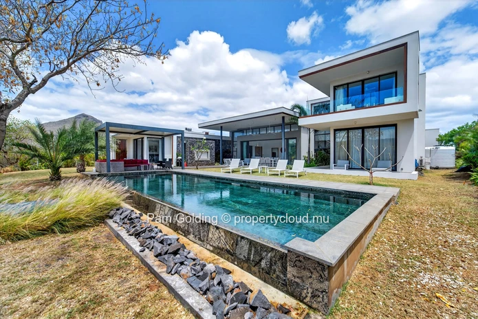 Élégante Villa de 5 Chambres à Tamarin, Île Maurice – Vue Montagne & Accès Direct à la Mer