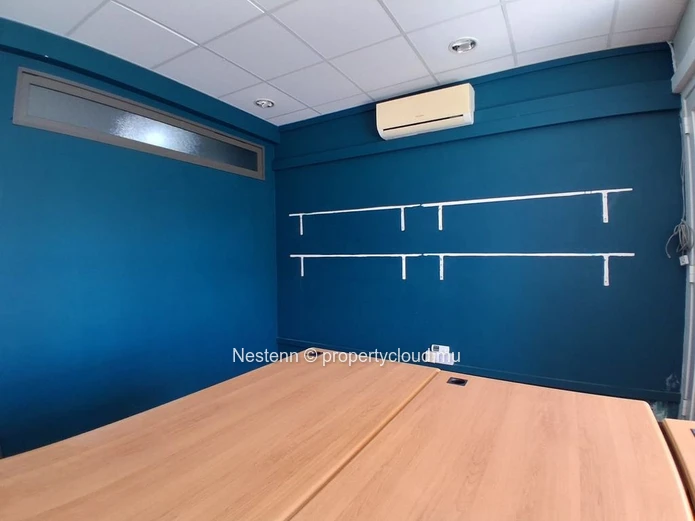 Office space for sale in Port Louis, 30 m², in need of renovation, including air conditioning, private elevator, gene...