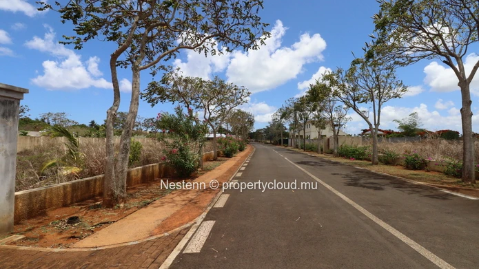 Beautiful 795 m² residential plot located in a secure gated community