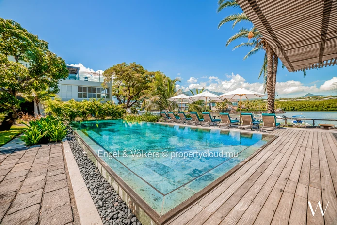 Elegant Waterfront Living with Boat & Skipper Access