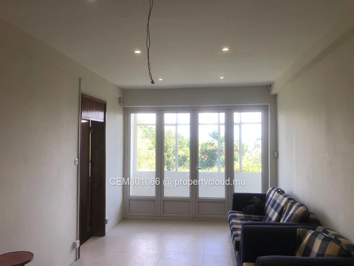 Appartement 3 chambres entièrement rénové avec balcon à louer à Floreal - À 7 minutes à pied de la station de métro  