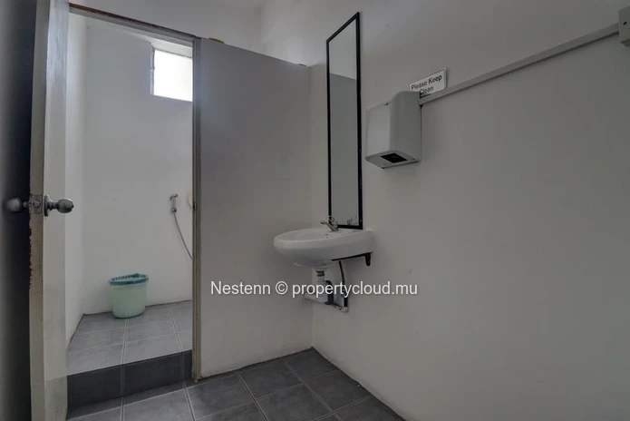 Bureau meublé au 4? étage avec vue imprenable sur le centre-ville