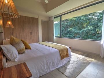 3-bedroom villa with private pool, jacuzzi, sea access, and close to golf