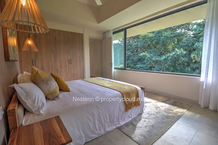 3-bedroom villa with private pool, jacuzzi, sea access, and close to golf