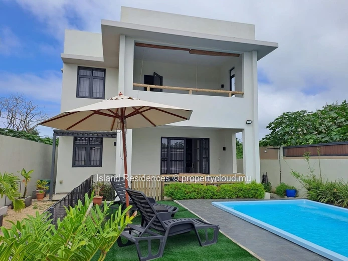 Maison moderne meublée avec 3 chambres, piscine et carport