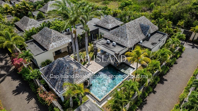 Tropical luxury in a 5-bedroom villa