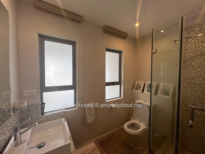 Penthouse pieds dans l'eau, vue panoramique sur la mer et la plage de trou aux biches, 3 chambres en suite. Piscine.