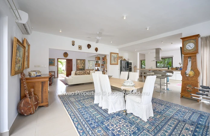 RES villa, accessible to non-Mauritians, for sale in Grand Baie, 362m² of living space, 1,185m² plot, 4 bedrooms, off...