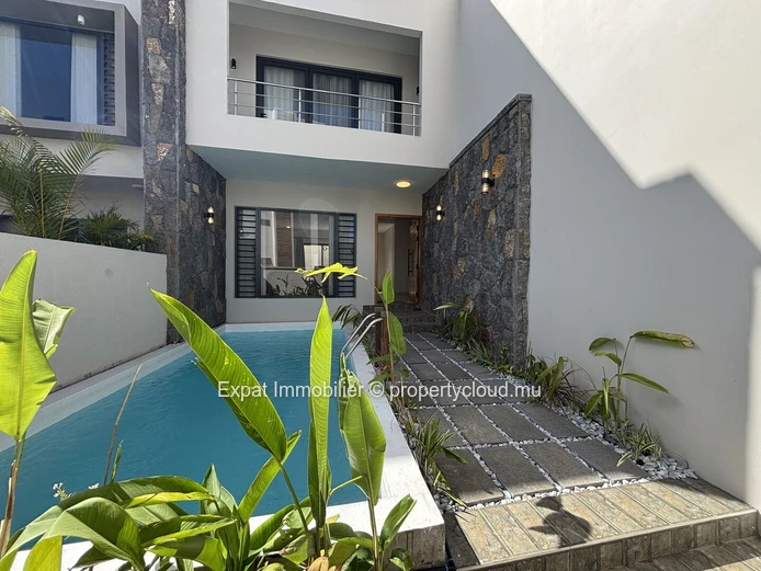 New villa with swimming pool and enclosed garage – Pereybère 