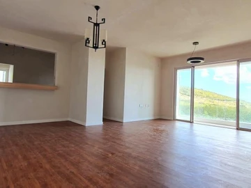 This unfurnished modern apartment of 110 m², is located on the 3rd floor (without elevator) in a residence in Verdun