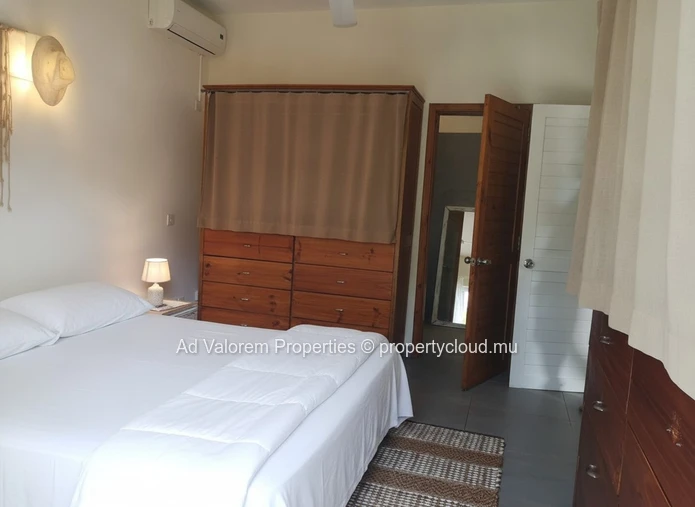 Appartement à vendre à Rivière Noire, 97m², 2 chambres, 2 salles de bain, jardin, parking, proximité commerces, école...