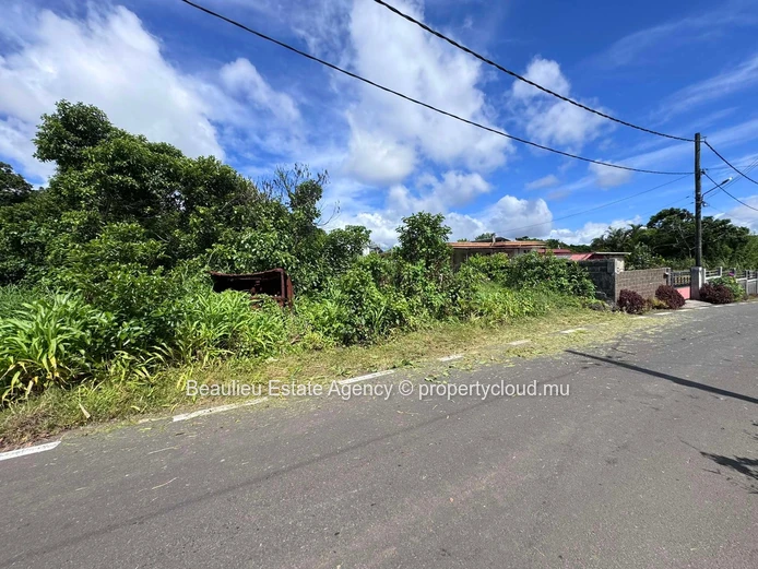Residential plot of 7 perches for sale on Camp Tourel Road.