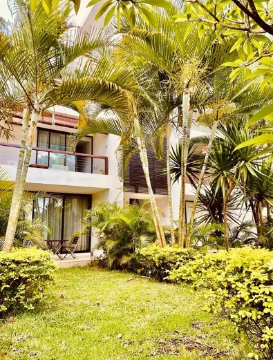 À vendre : Appartement R+2 - meublé, climatisé, cuisine équipée, dressing, terrasse 30m². Piscine commune, jardin, pa...