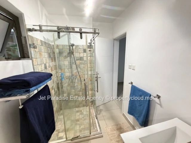 Appartement Élégant de 3 Chambres avec Vue Mer – Résidence Sécurisée