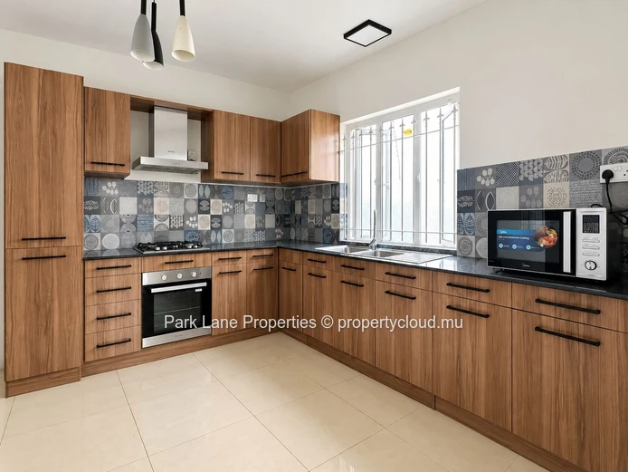 Spacious 4 bedroom family home for rent with pool and garden
