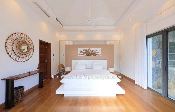 Luxury villa for sale in Cap Malheureux, Pereybère – 414 sqm living area, 1,065 sqm plot, 4 bedrooms, office, private...