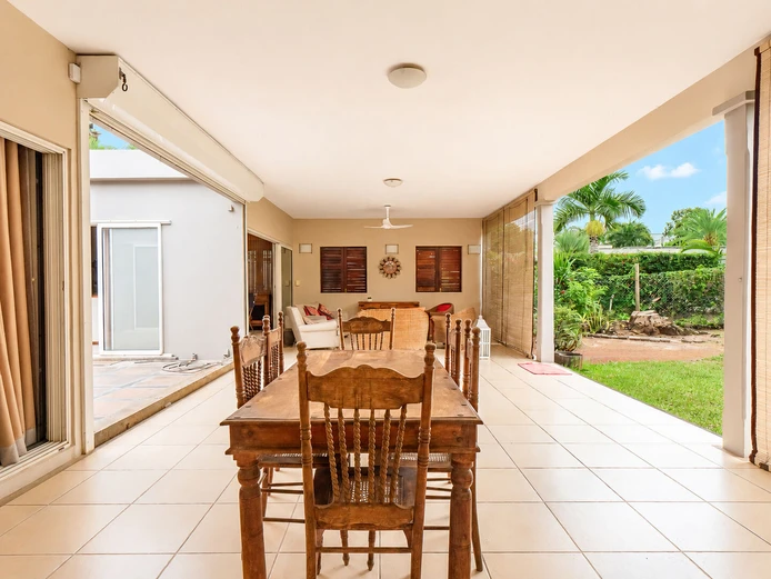 3-bedroom renovated house with office for rent in La Preneuse