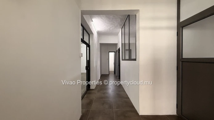 Exclusivité sur route principale au cœur de Port-Louis - Local commercial de 275 m² à louer au premier étage (Mandat exclusif)